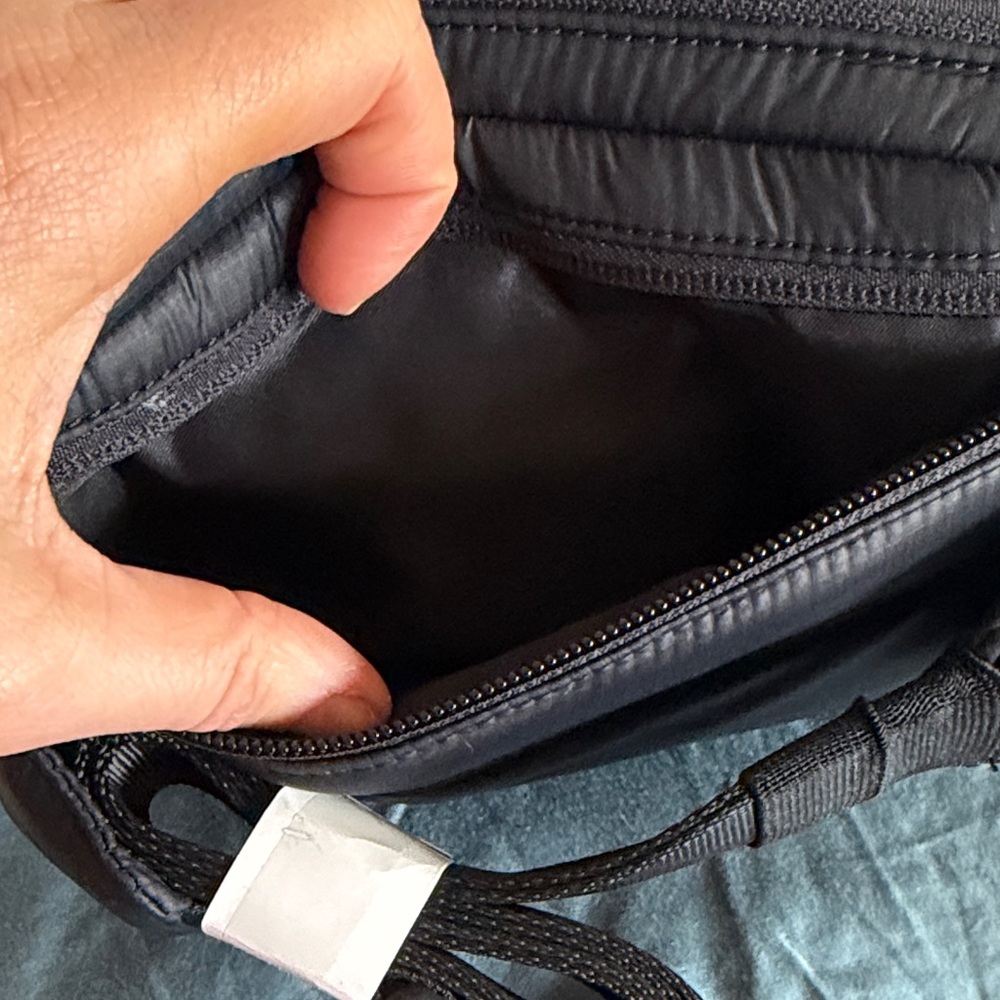 lululemon athletica Black Quilted waist bag
( Fanny pack ) - Picture 7 of 8